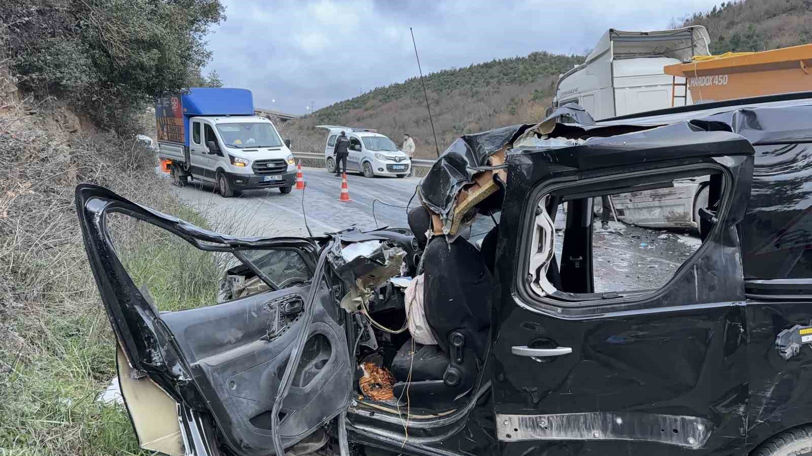 arnavutkoyde hafif ticari arac ile hafriyat kamyonu carpisti 1 olu 2 yarali 5
