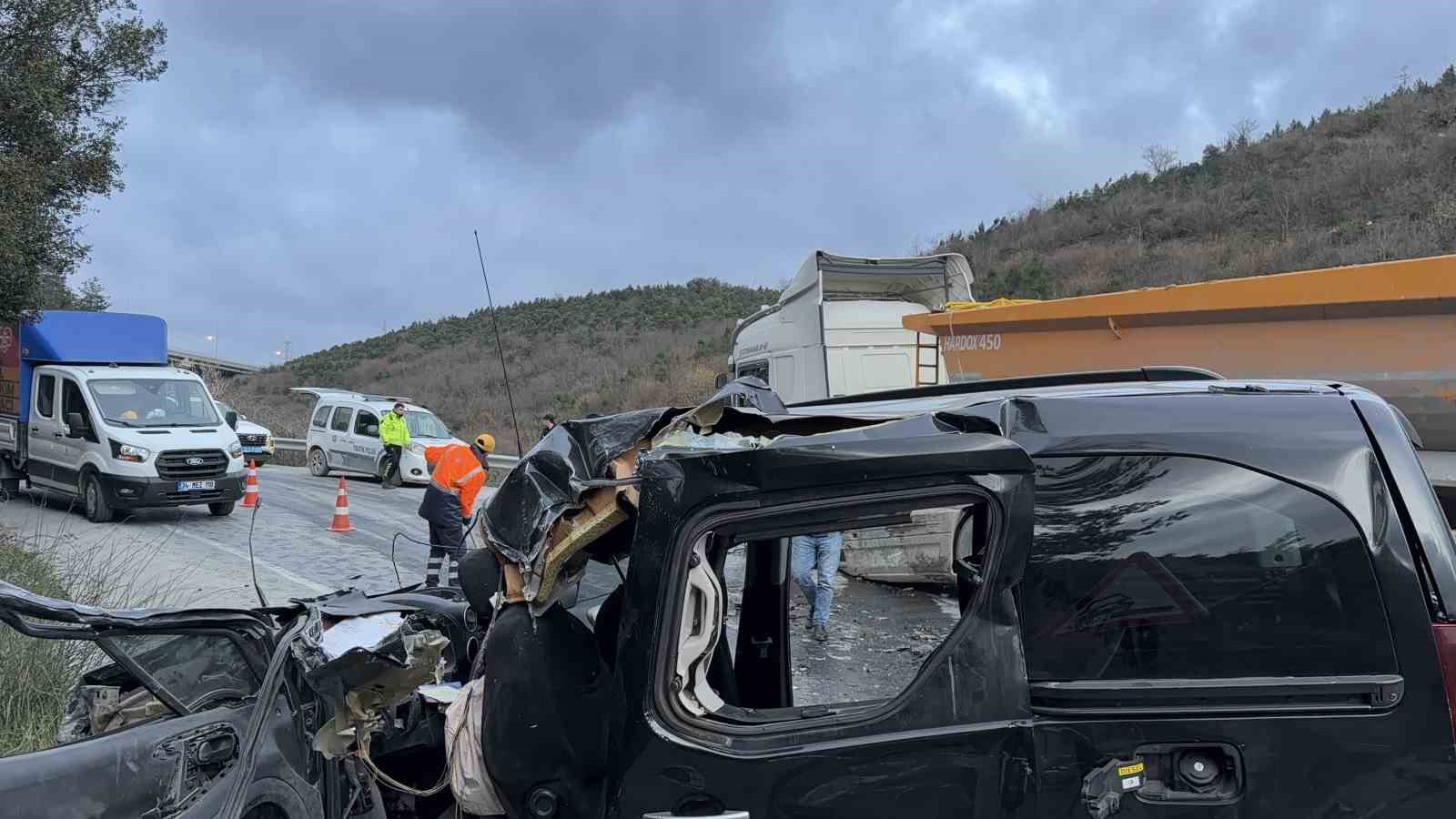 arnavutkoyde hafif ticari arac ile hafriyat kamyonu carpisti 1 olu 2 yarali 7 4bLSlwmU