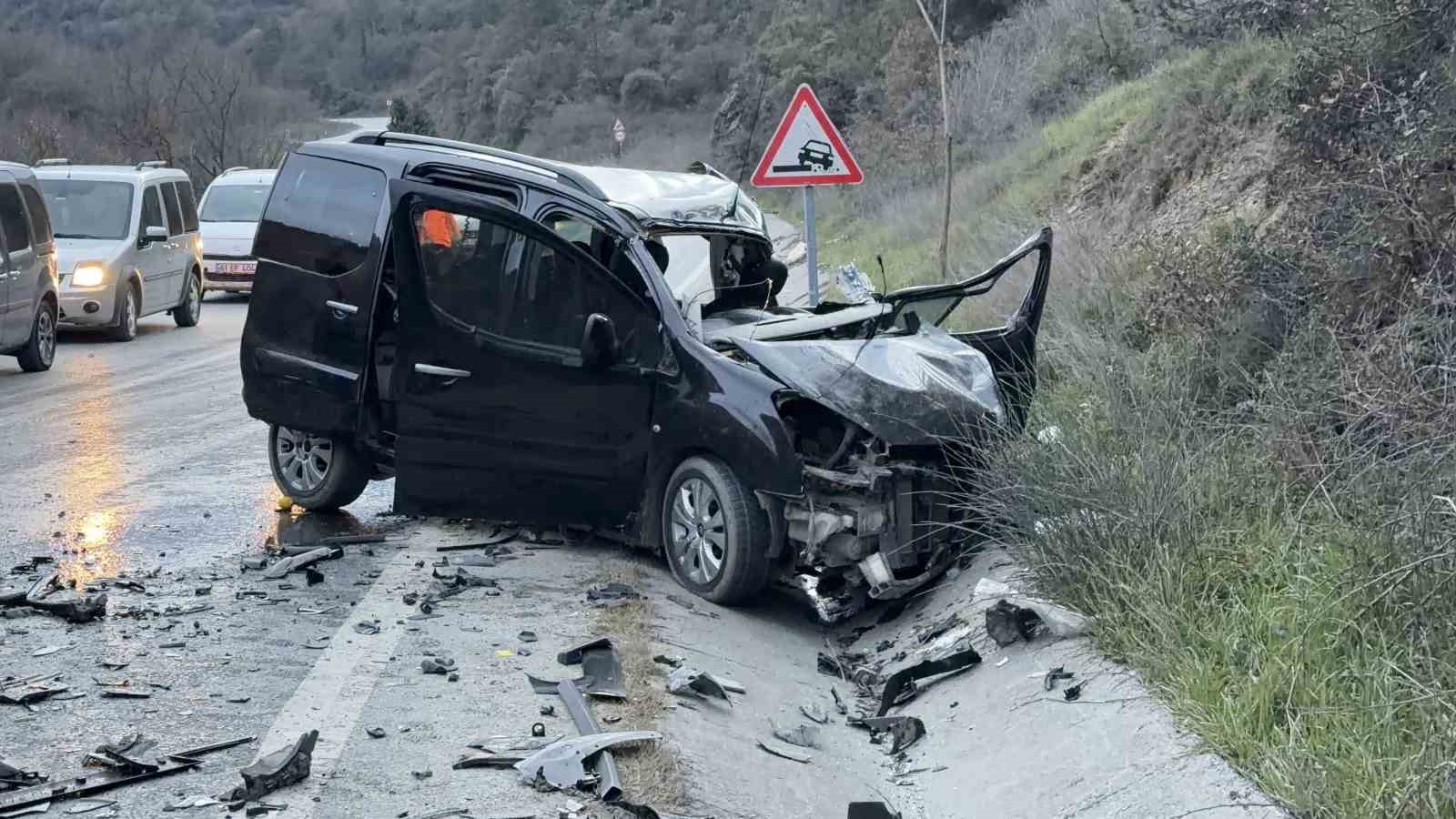 arnavutkoyde hafif ticari arac ile hafriyat kamyonu carpisti 1 olu 2 yarali 8 Se54jrMq