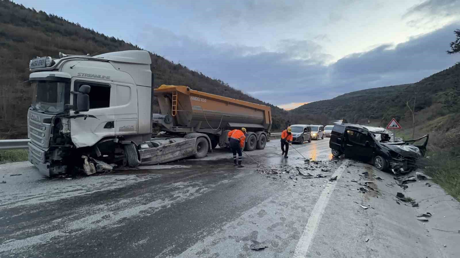 arnavutkoyde hafif ticari arac ile hafriyat kamyonu carpisti 1 olu 2 yarali 9 BzUWYK4C
