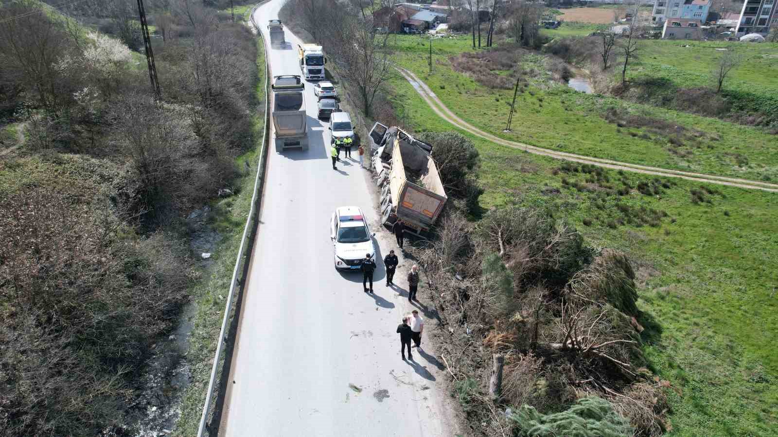 arnavutkoyde hafriyat kamyonu cayirlik alana uctu agaclarin devrildigi alan havadan goruntulendi 4 VvmueUBJ