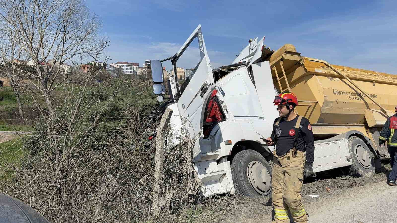 arnavutkoyde hafriyat kamyonu cayirlik alana uctu agaclarin devrildigi alan havadan goruntulendi 5 4RyTj3r1