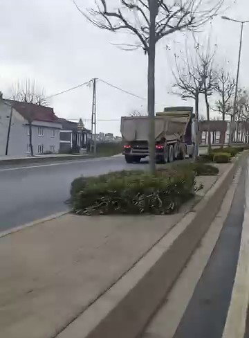 Arnavutköy’de hafriyat kamyonu ters yöne girerek süratle ilerledi 4 arnavutkoyde hafriyat kamyonu ters yone girerek suratle ilerledi 0 9PpQJUT6