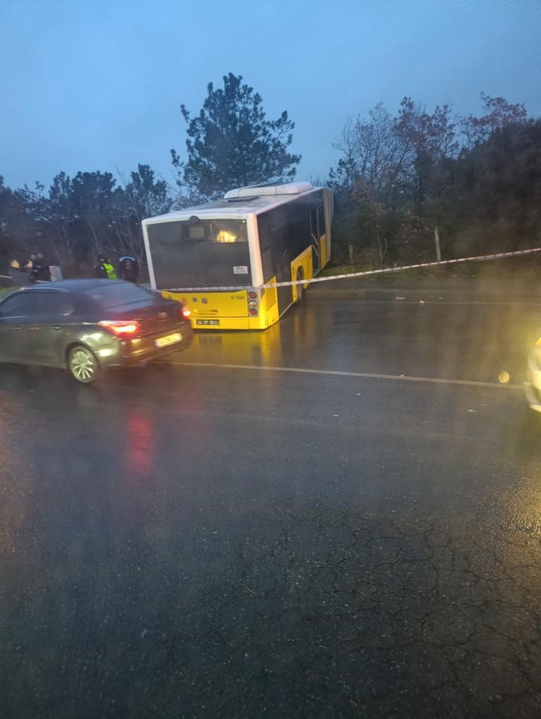 Arnavutköy’de içinde yolcuların bulunduğu İETT otobüsü ormanlık alana uçtu, faciadan dönüldü 4 arnavutkoyde icinde yolcularin bulundugu iett otobusu ormanlik alana uctu faciadan donuldu 0 vh1p3pYr