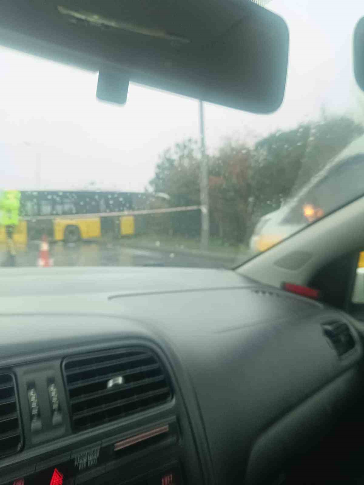 Arnavutköy’de içinde yolcuların bulunduğu İETT otobüsü ormanlık alana uçtu, faciadan dönüldü 6 arnavutkoyde icinde yolcularin bulundugu iett otobusu ormanlik alana uctu faciadan donuldu 2 ScUUkCtA