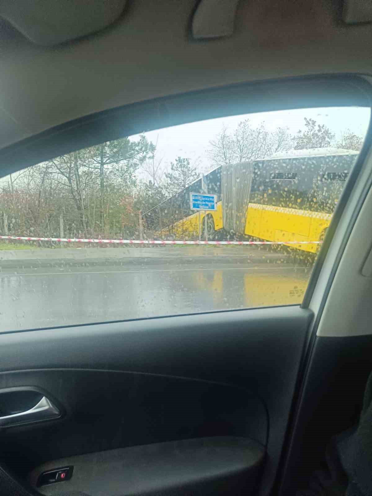 Arnavutköy’de içinde yolcuların bulunduğu İETT otobüsü ormanlık alana uçtu, faciadan dönüldü 8 arnavutkoyde icinde yolcularin bulundugu iett otobusu ormanlik alana uctu faciadan donuldu 4