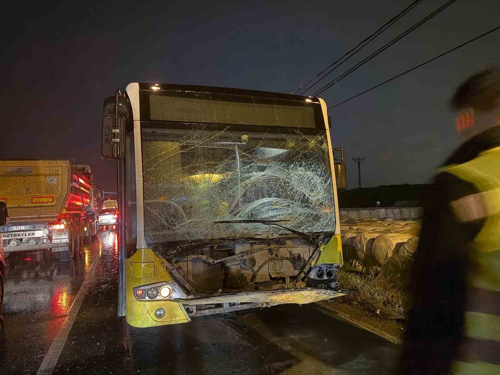 Arnavutköy’de İETT otobüsü hafif ticari araçla çarpıştı: 2 yaralı 5 arnavutkoyde iett otobusu hafif ticari aracla carpisti 2 yarali 1