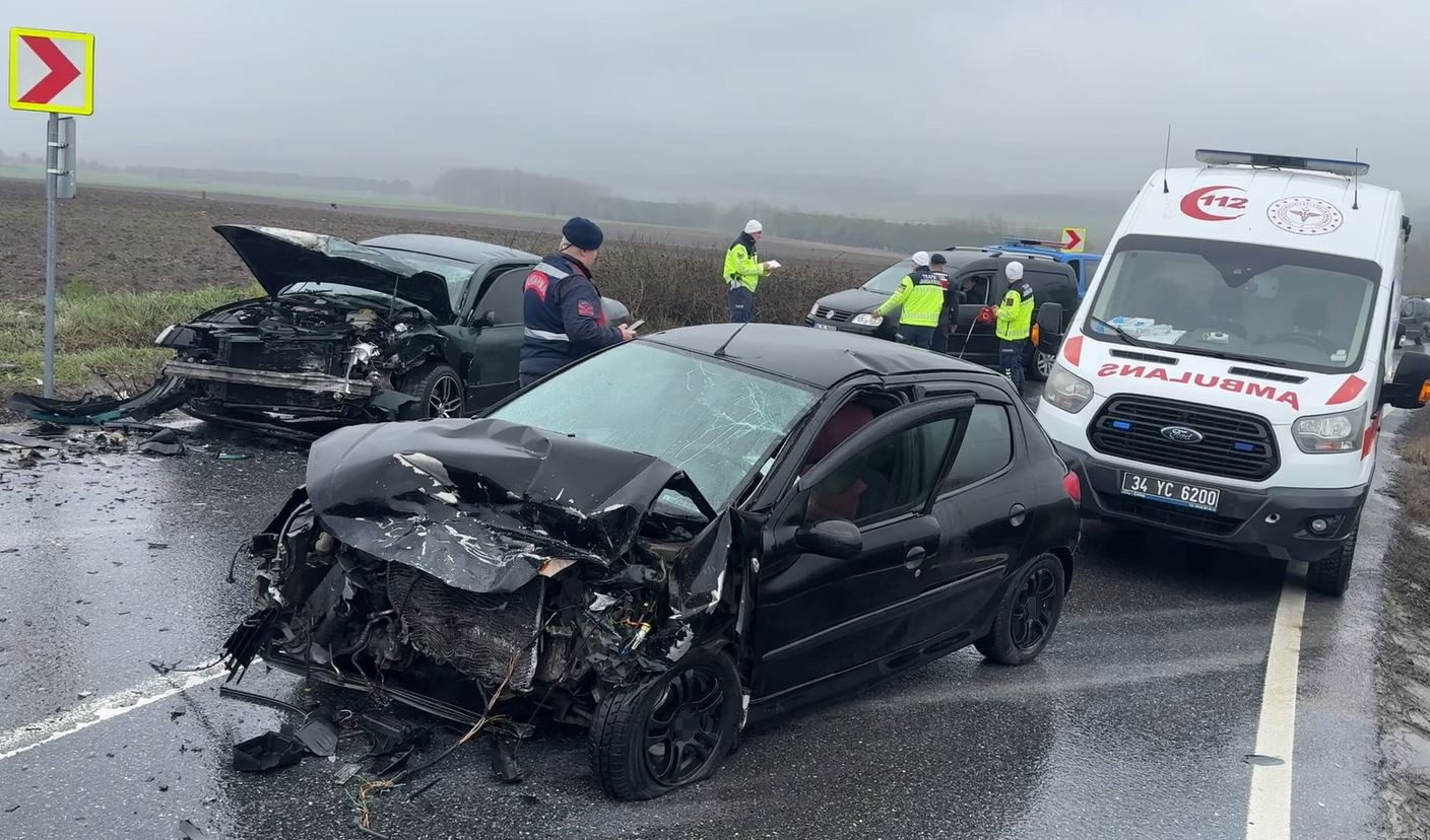 arnavutkoyde iki arac carpisti 3 kisi yaralandi 0 12enPdOU