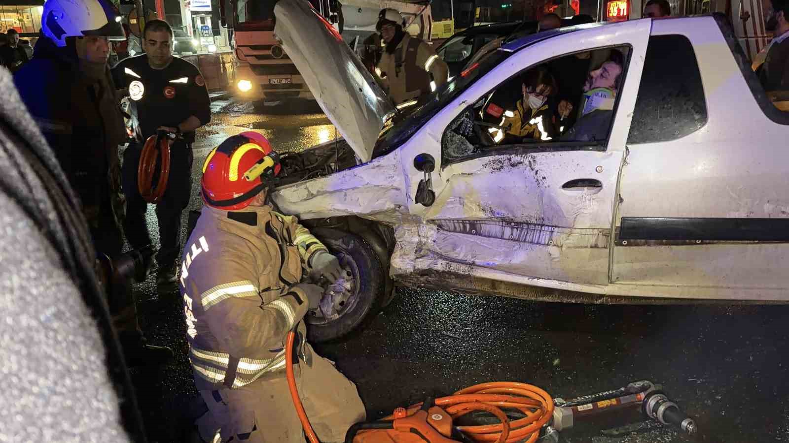 arnavutkoyde iki arac carpisti surucu aracta sikisti 0