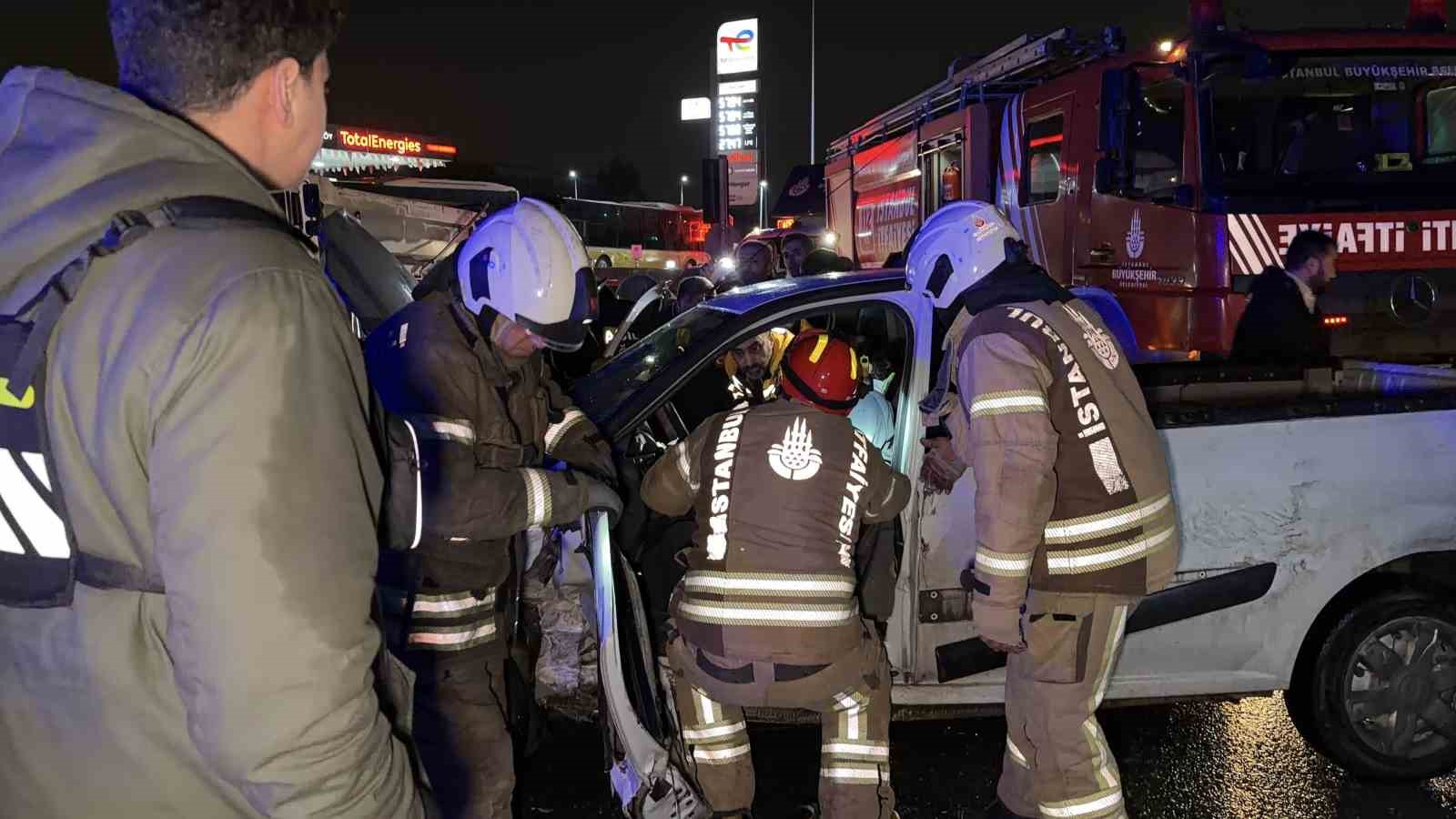 arnavutkoyde iki arac carpisti surucu aracta sikisti 2 Hjh6PDWp