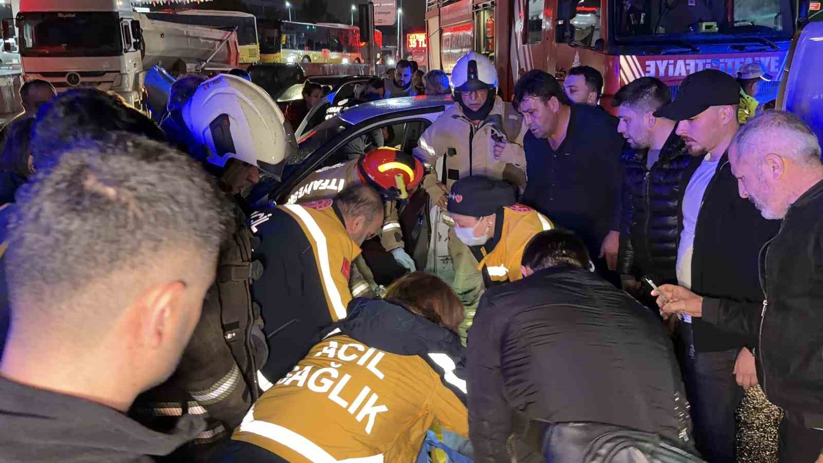 arnavutkoyde iki arac carpisti surucu aracta sikisti 3 15ckd84f
