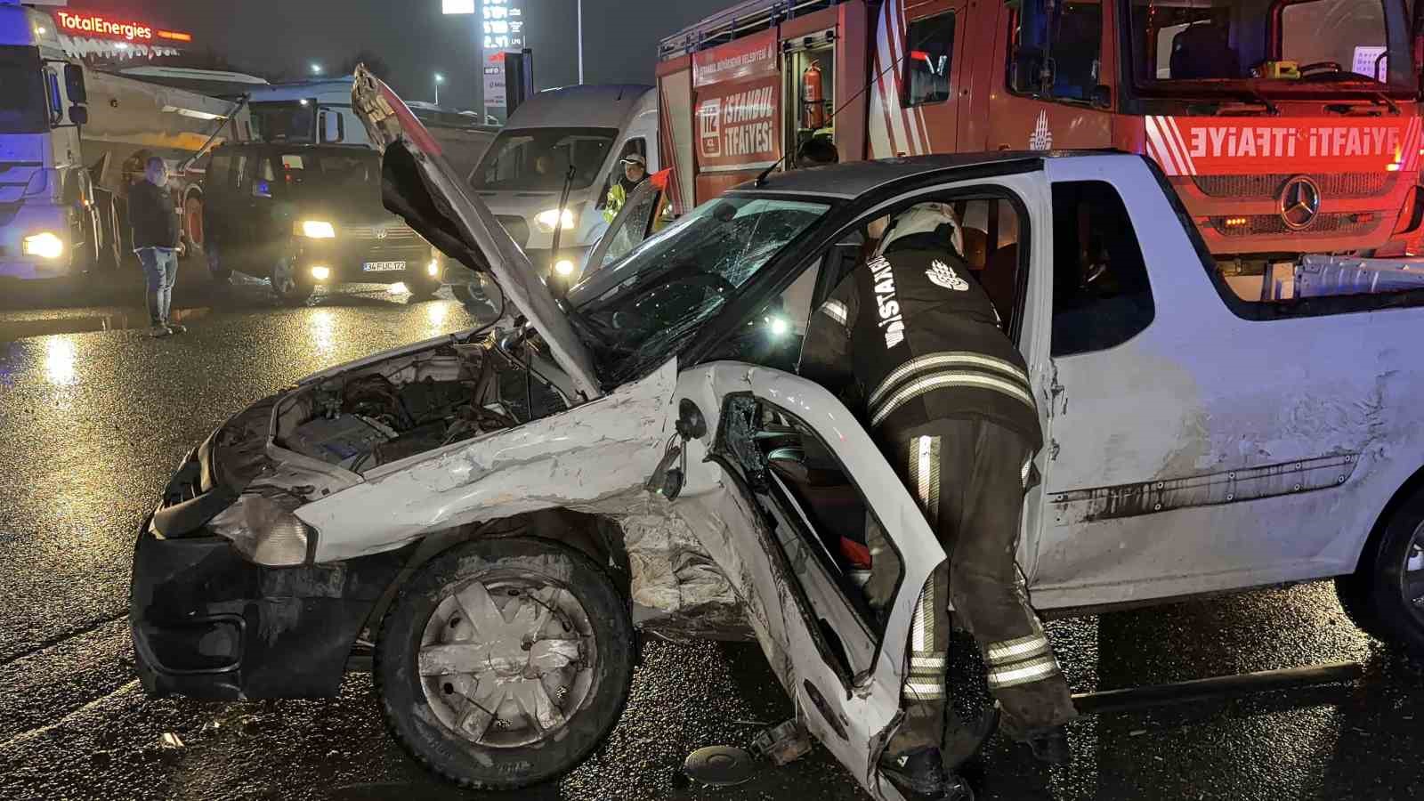 arnavutkoyde iki arac carpisti surucu aracta sikisti 5