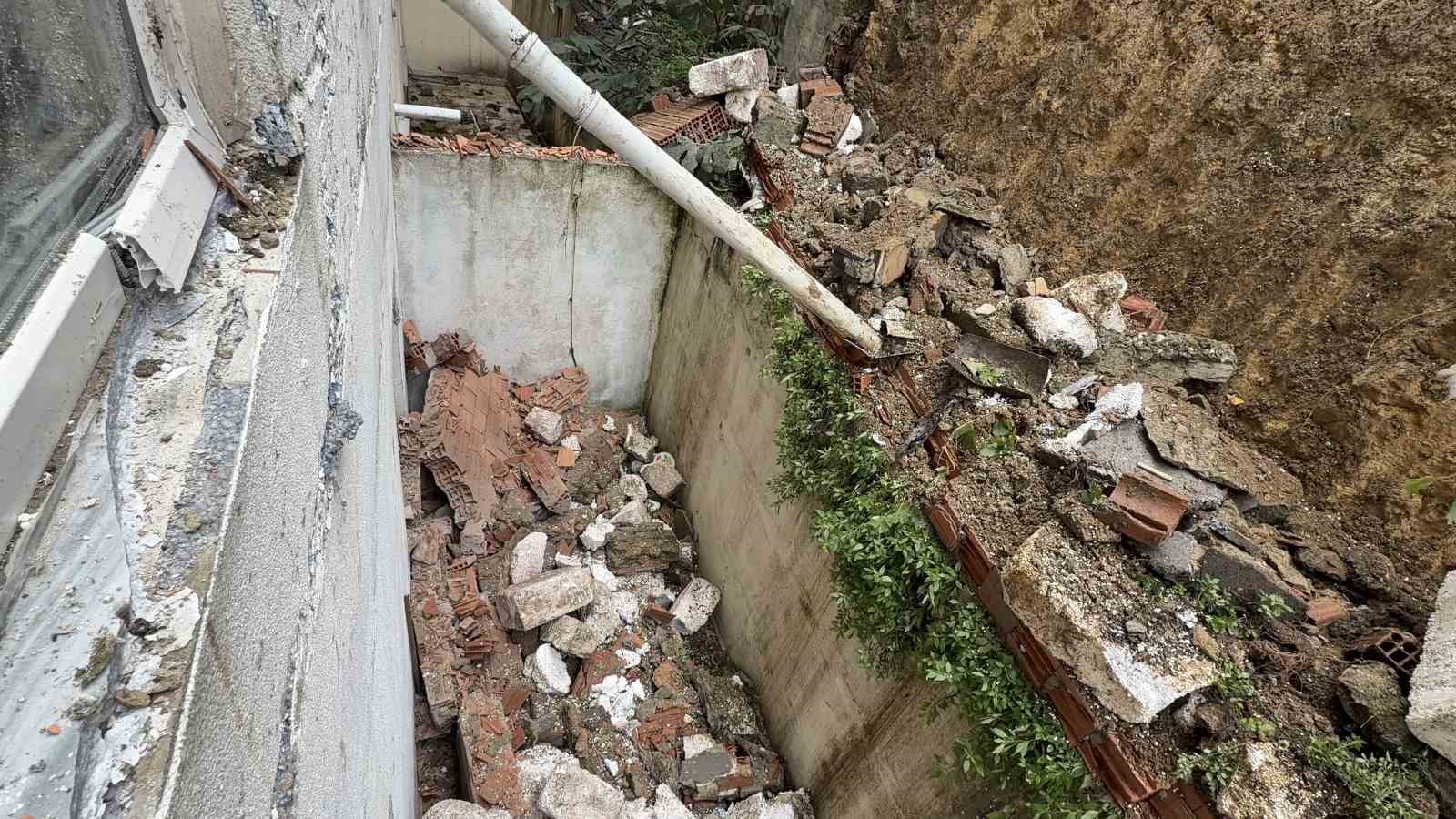 arnavutkoyde iki bina arasindaki istinat duvar coktu 2 NMbPLVPT