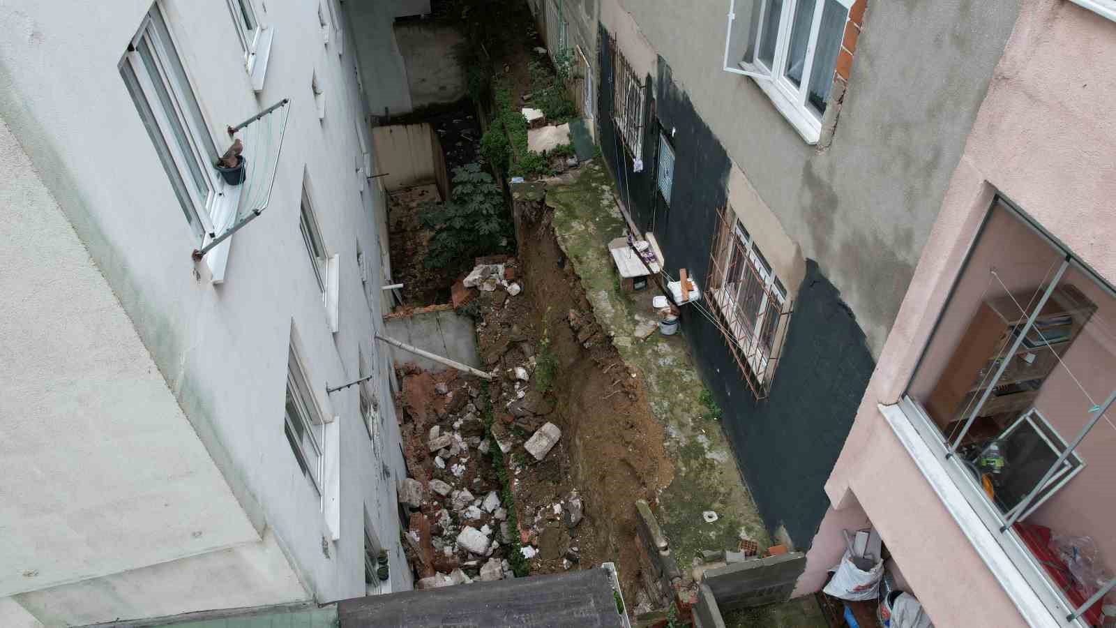 arnavutkoyde iki bina arasindaki istinat duvar coktu 5 yQIMlqkj
