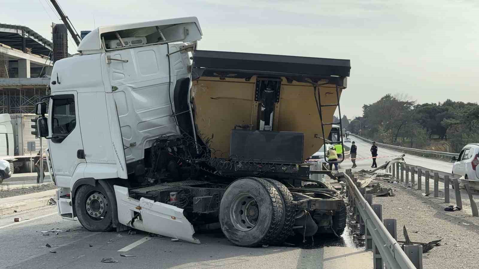 arnavutkoyde iki kamyon carpisti surucu arac icinde sikisti 0 2DLfRAlv