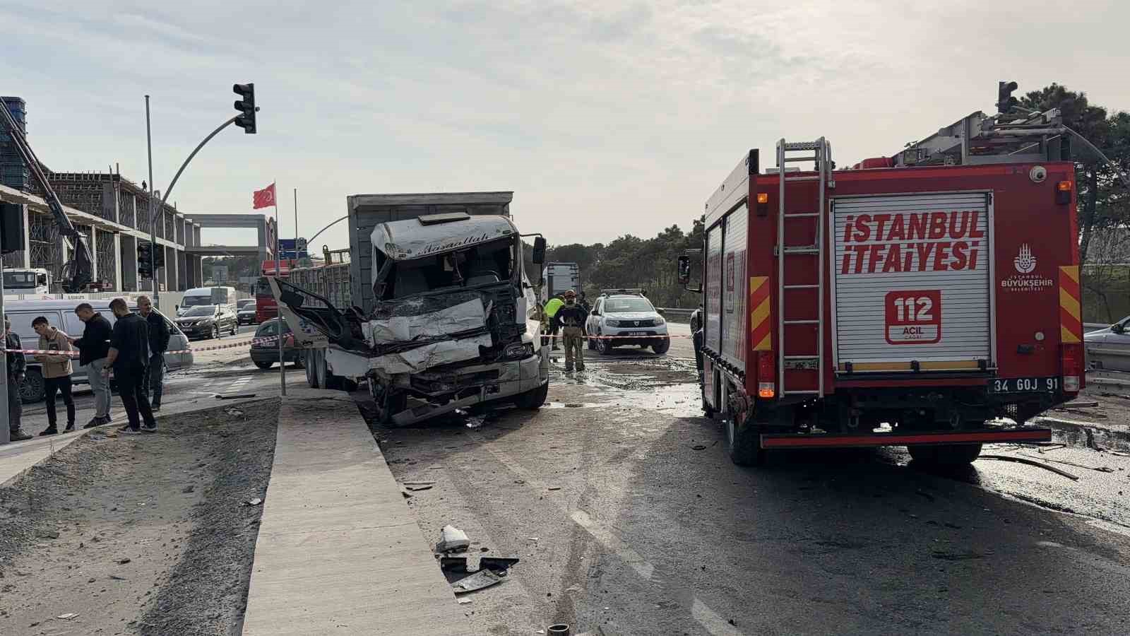 arnavutkoyde iki kamyon carpisti surucu arac icinde sikisti 1 rC9psmXs