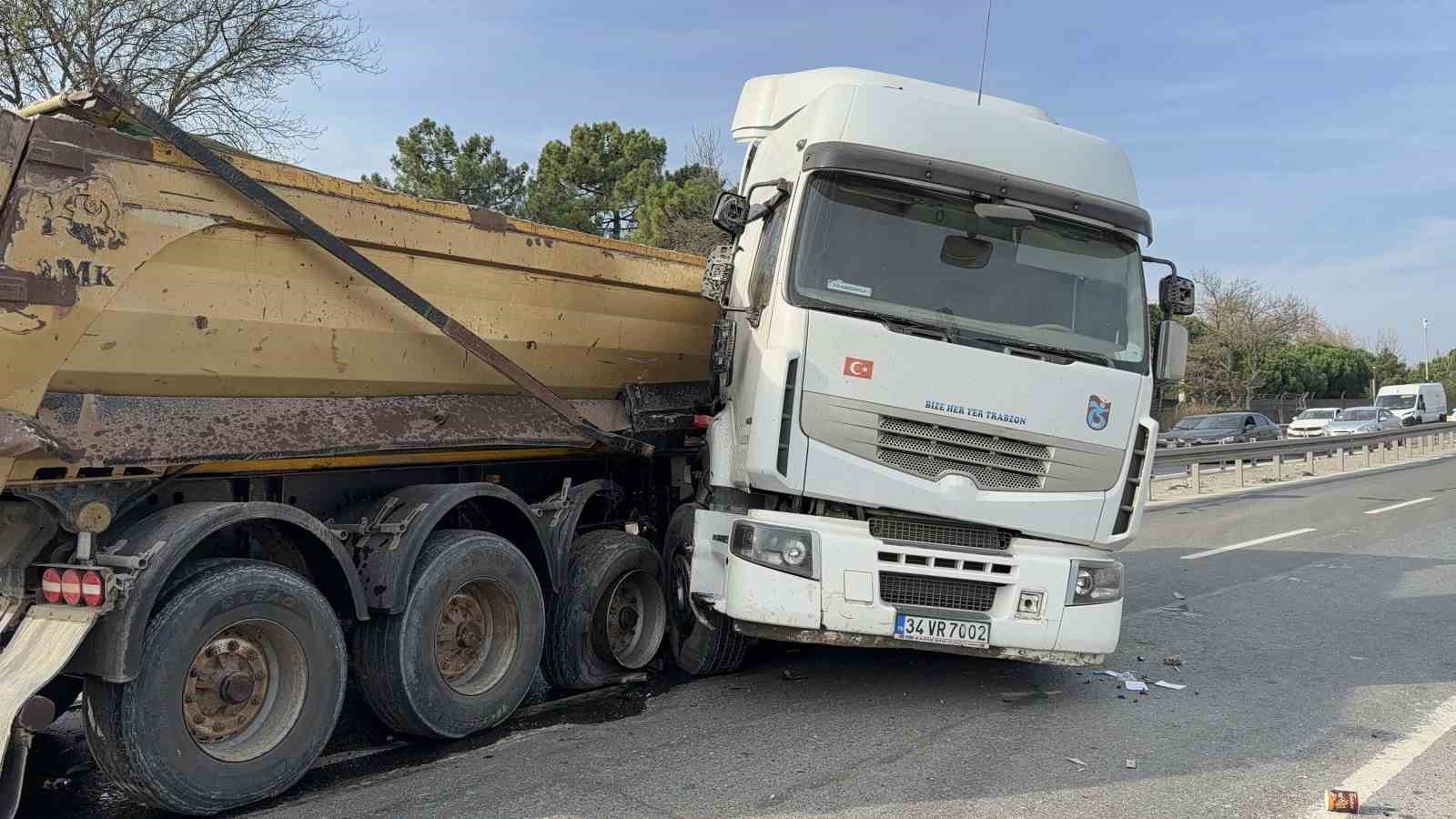 arnavutkoyde iki kamyon carpisti surucu arac icinde sikisti 2