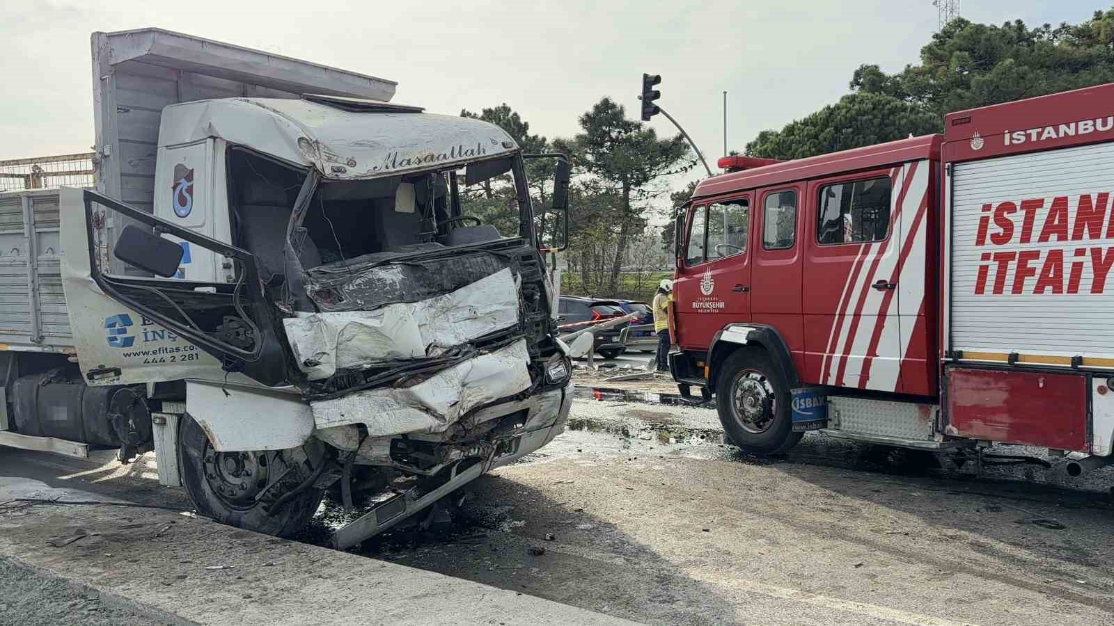 arnavutkoyde iki kamyon carpisti surucu arac icinde sikisti 3 C6LOcbwe