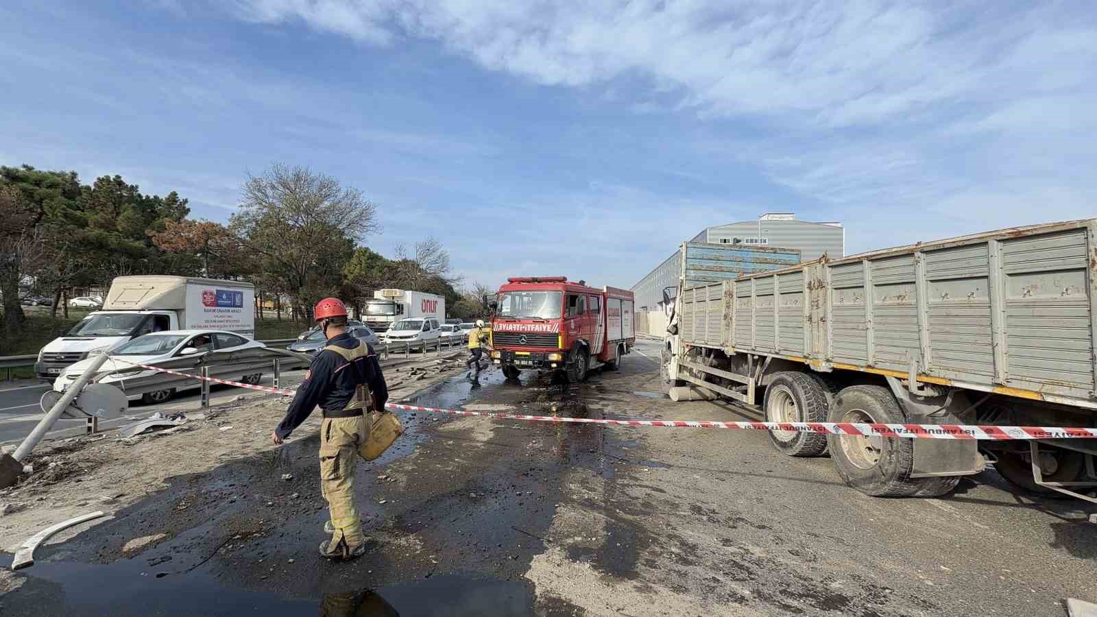 arnavutkoyde iki kamyon carpisti surucu arac icinde sikisti 5 KJ7DLF2r