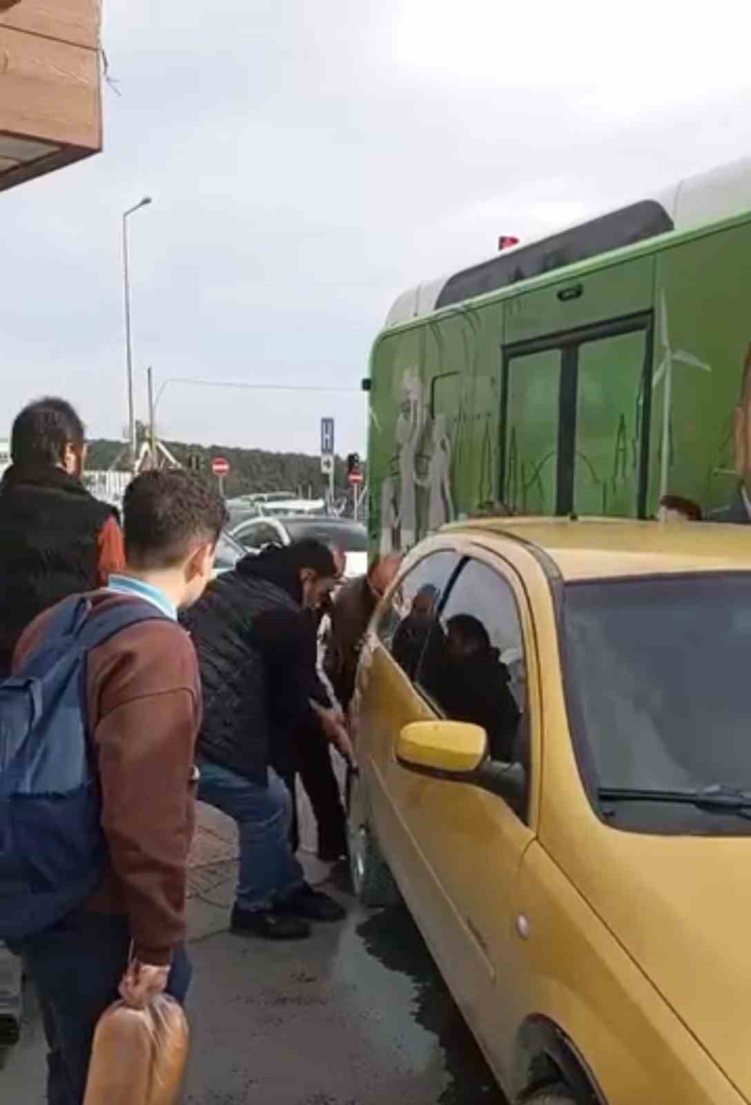 arnavutkoyde ilginc anlar otobuse yol vermek icin araci elleriyle kaldirdilar 0