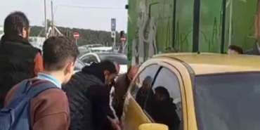 arnavutkoyde-ilginc-anlar-otobuse-yol-vermek-icin-araci-elleriyle-kaldirdilar-GrvE9iyv.jpg
