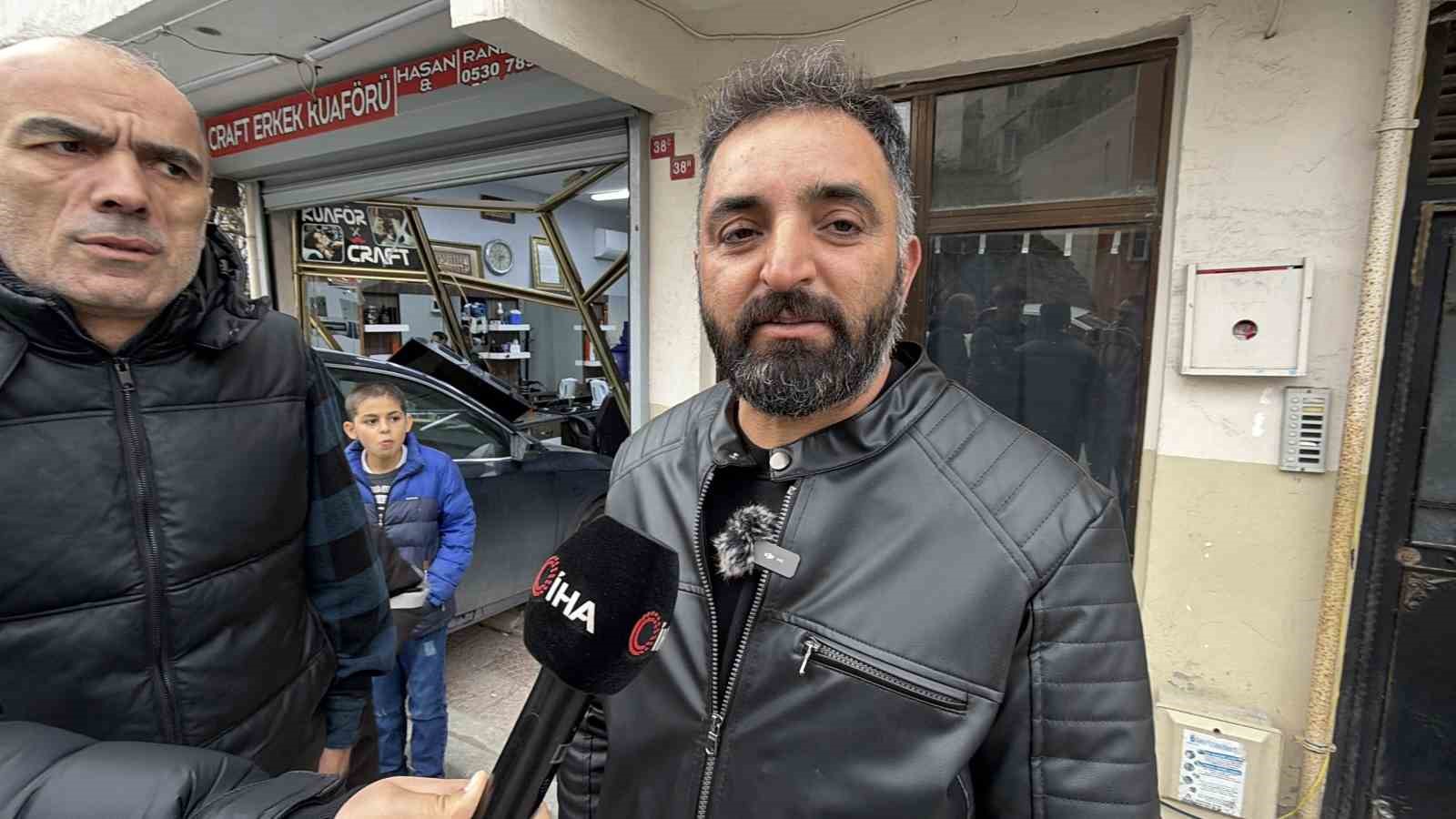 arnavutkoyde ilginc kaza tras olan musteri ve berbere otomobil carpti 2 TnYbHnzE