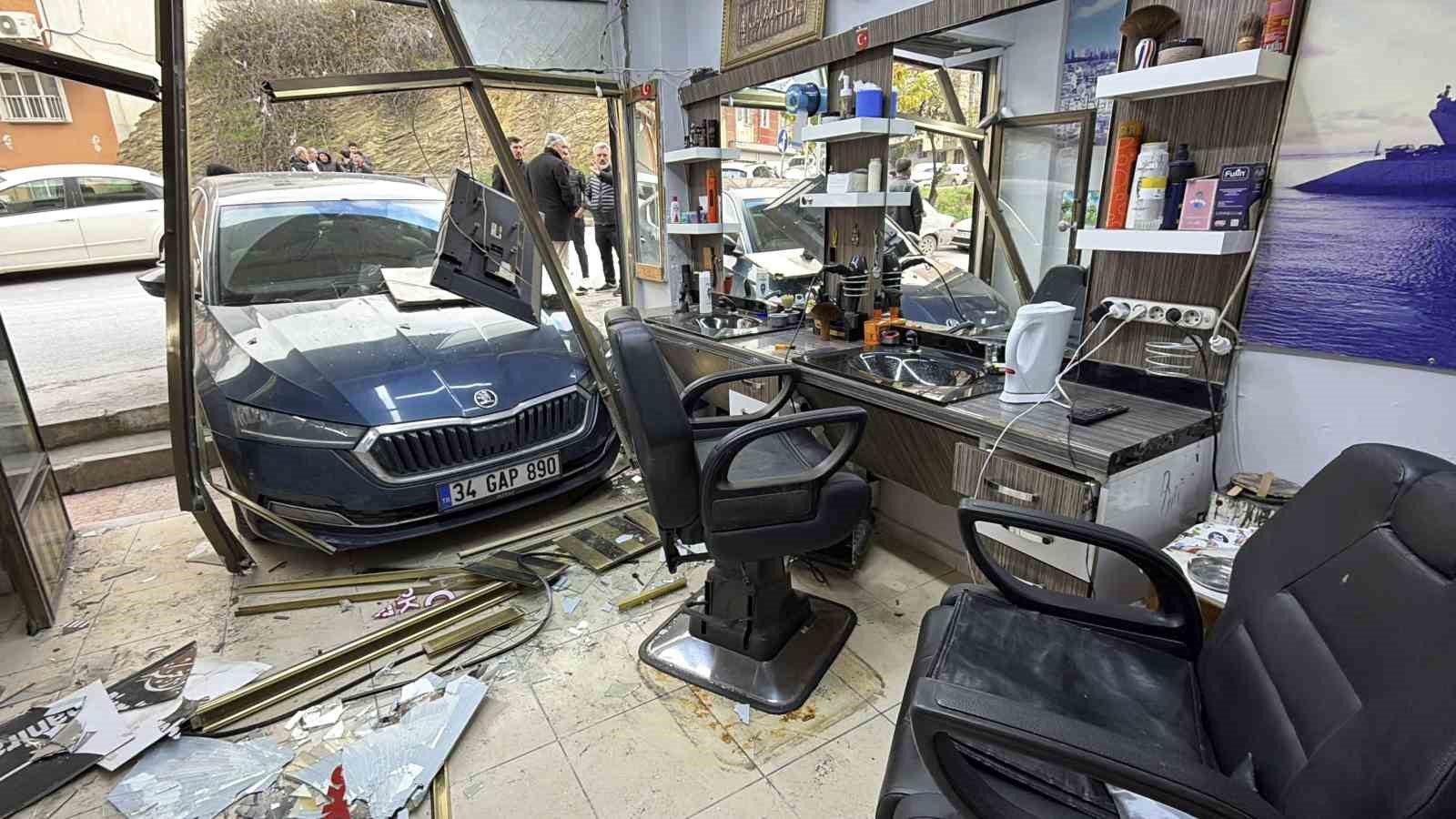 arnavutkoyde ilginc kaza tras olan musteri ve berbere otomobil carpti 5 wMOudO2a