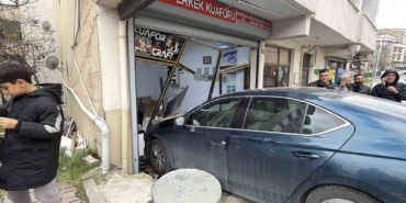arnavutkoyde-ilginc-kaza-tras-olan-musteri-ve-berbere-otomobil-carpti-CGWPmqee.jpg