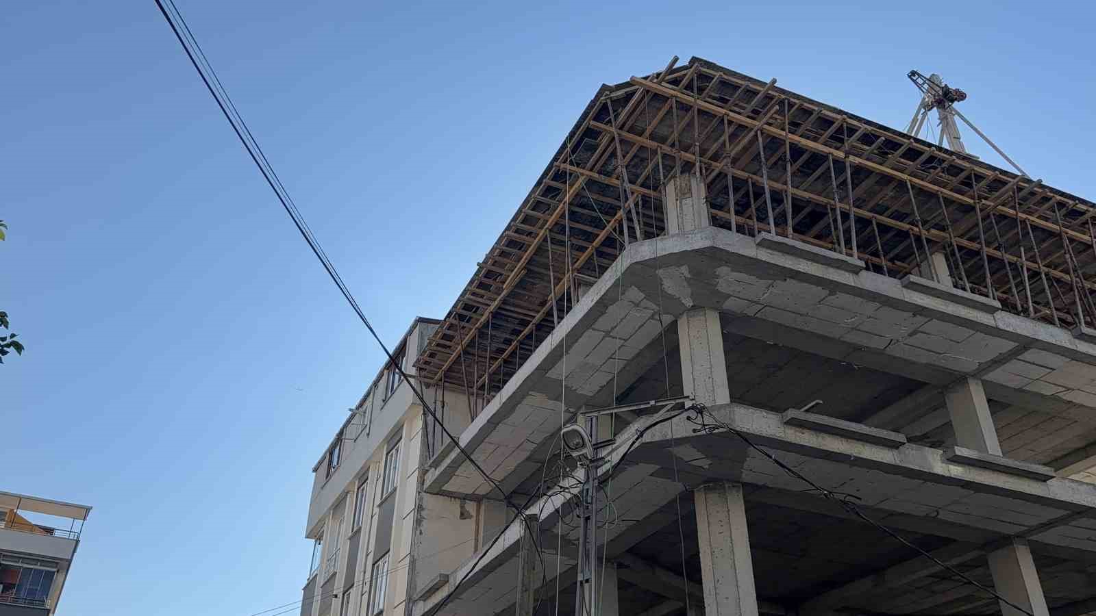 Arnavutköy’de inşaatta beton dökülürken 6 katlı binanın duvarı patladı: Yüzlerce kilo beton bina içerisine doldu 6 arnavutkoyde insaatta beton dokulurken 6 katli binanin duvari patladi yuzlerce kilo beton bina icerisine idwnVieN