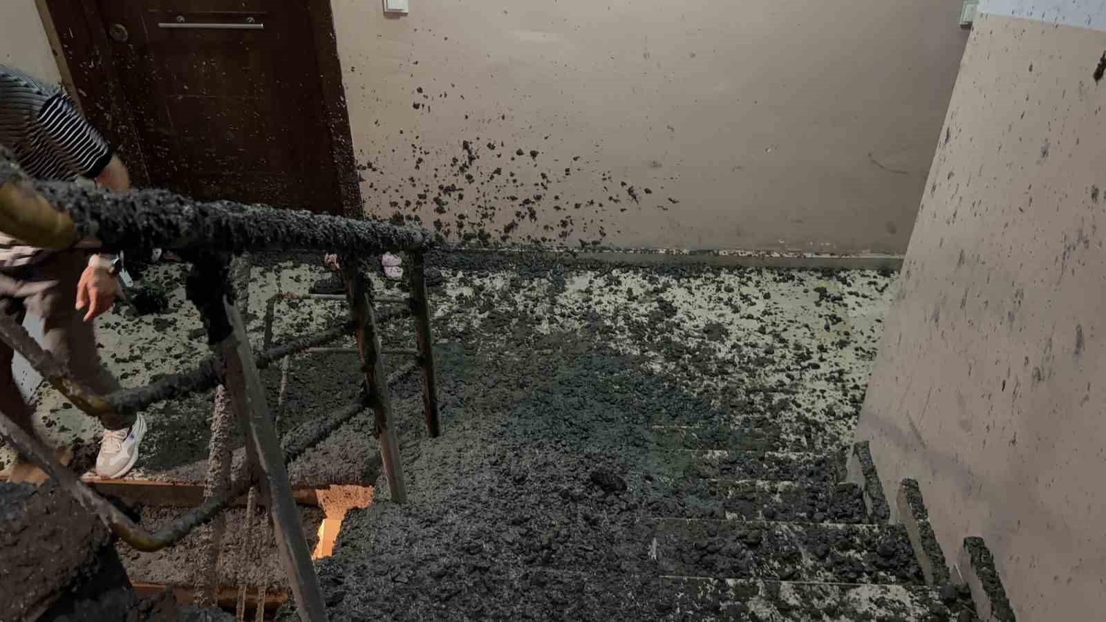 Arnavutköy’de inşaatta beton dökülürken 6 katlı binanın duvarı patladı: Yüzlerce kilo beton bina içerisine doldu 4 arnavutkoyde insaatta beton dokulurken 6 katli binanin duvari patladi yuzlerce kilo beton bina icerisine