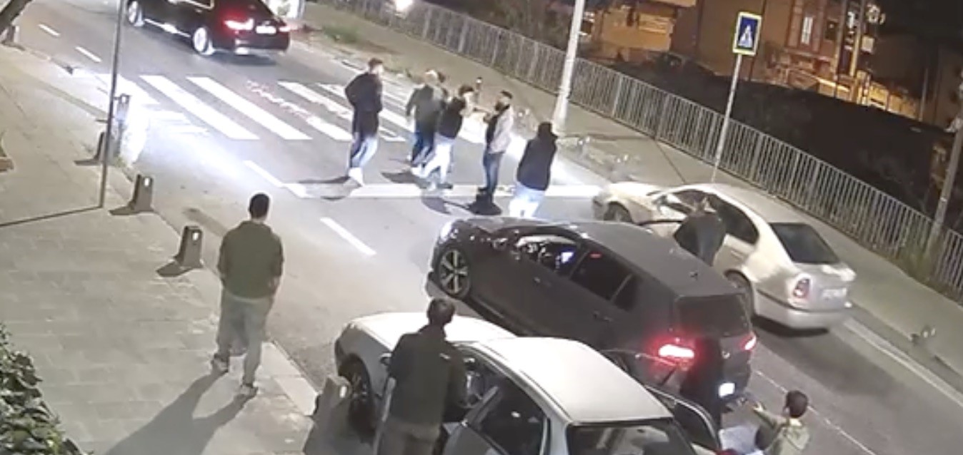 Arnavutköy’de işten çıkarılan genç kız sinir krizi geçirdi, ortalık karıştı 5 arnavutkoyde isten cikarilan genc kiz sinir krizi gecirdi ortalik karisti 1 taYVZIW3
