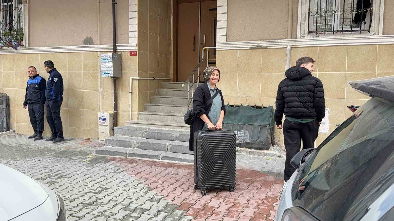 arnavutkoyde istinat duvari coken binalarda tahliye islemi basladi 0 HhtP1z5l