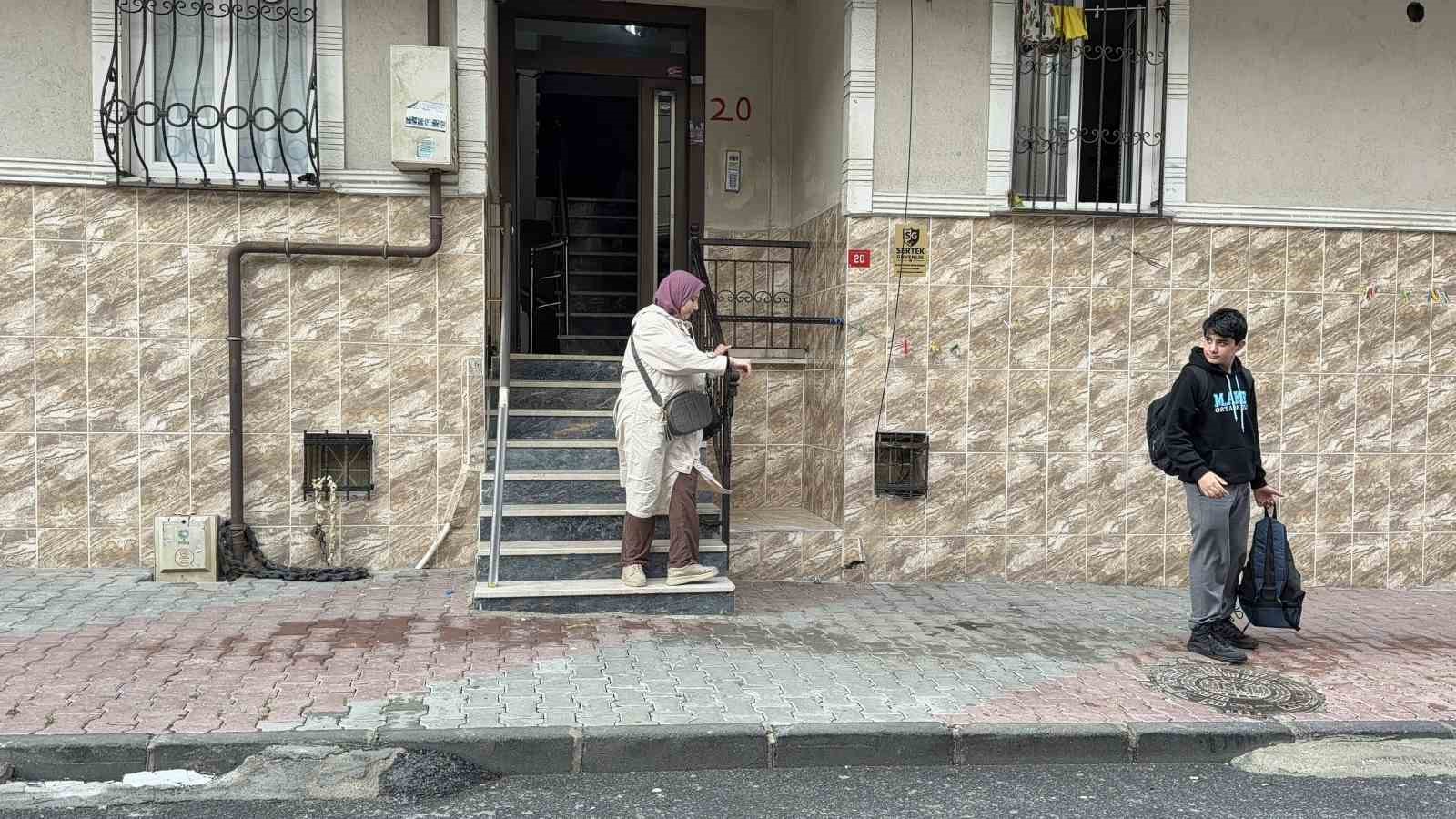 arnavutkoyde istinat duvari coken binalarda tahliye islemi basladi 1 3AFiiTia