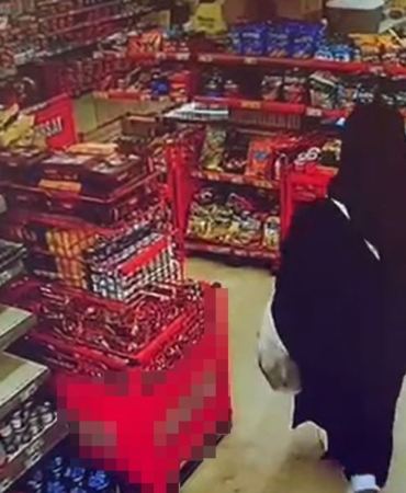 arnavutkoyde-kadin-kiligina-giren-cocuk-hirsiz-kamerada-VbrYyBza.jpg