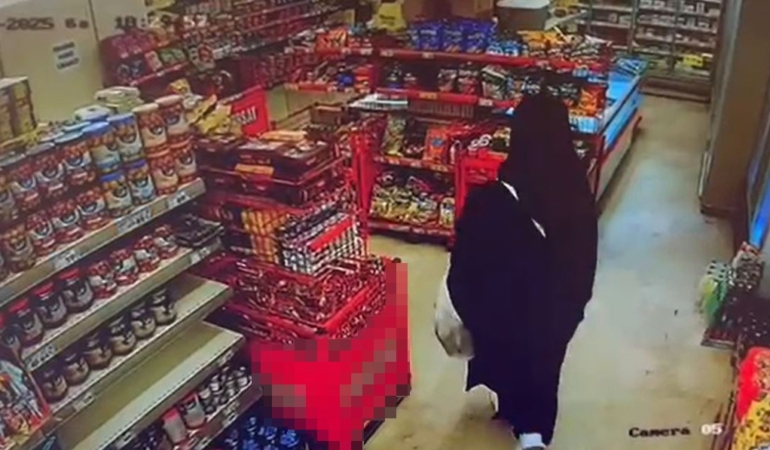 arnavutkoyde-kadin-kiligina-giren-cocuk-hirsiz-kamerada-VbrYyBza.jpg