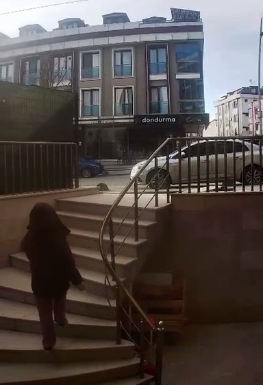 Arnavutköy’de kadın kuaföründe "ödeme yapmadan kaçtı" iddiası 5 arnavutkoyde kadin kuaforunde odeme yapmadan kacti iddiasi 1 ir791r7M