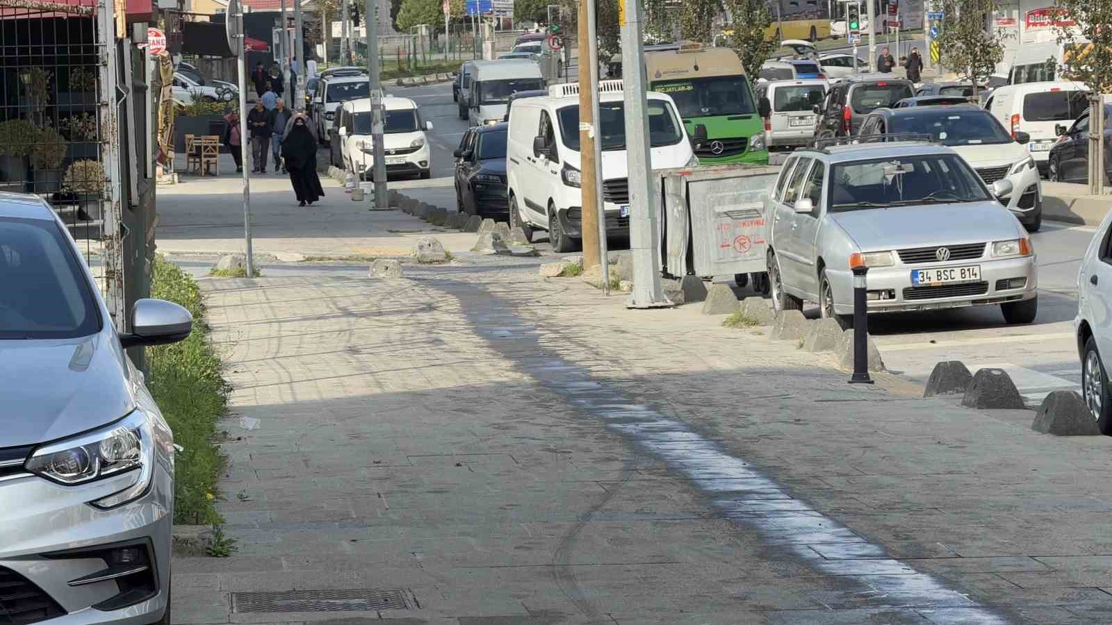 arnavutkoyde kaldirima cikan otomobil tehlike sacti 3 2BgGXKtI