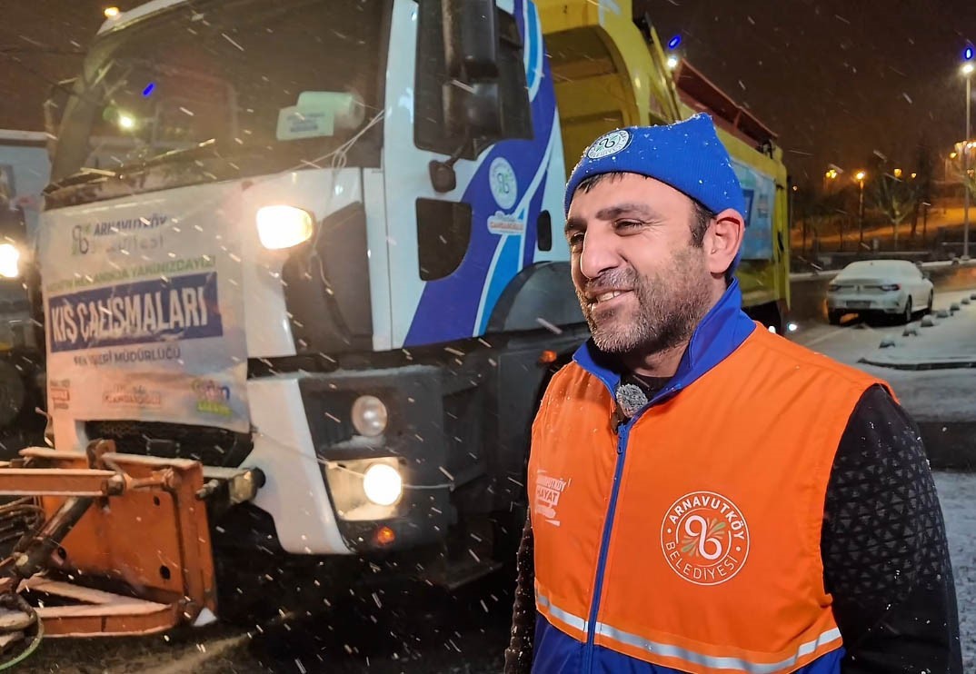arnavutkoyde kar kureme aracindan cocuklara cay ikrami 0 zAKfXfkn