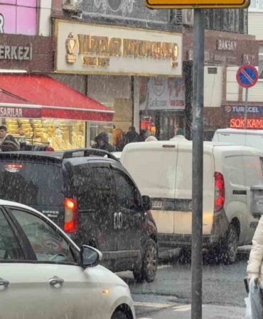 arnavutkoyde-kar-yagisi-etkili-olmaya-devam-ediyor-vG5pIPRC.jpg