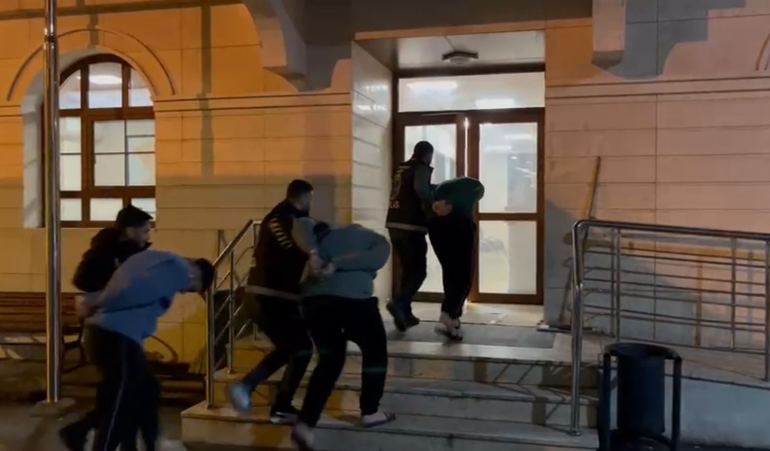 Arnavutköy’de "kasten öldürme ve kasten öldürmeye teşebbüs" suçlarından aranan 3 firari yakalandı 4 arnavutkoyde kasten oldurme ve kasten oldurmeye tesebbus suclarindan aranan 3 firari yakalandi 0 1RnCXVy6