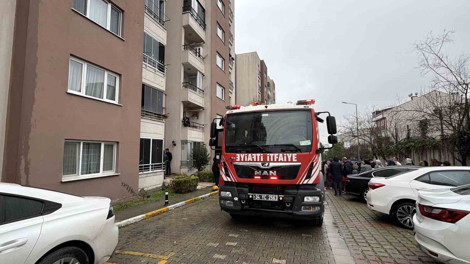 arnavutkoyde kiptas konutlarinda yangin panigi blok bosaltildi 3 viXM1Ctb