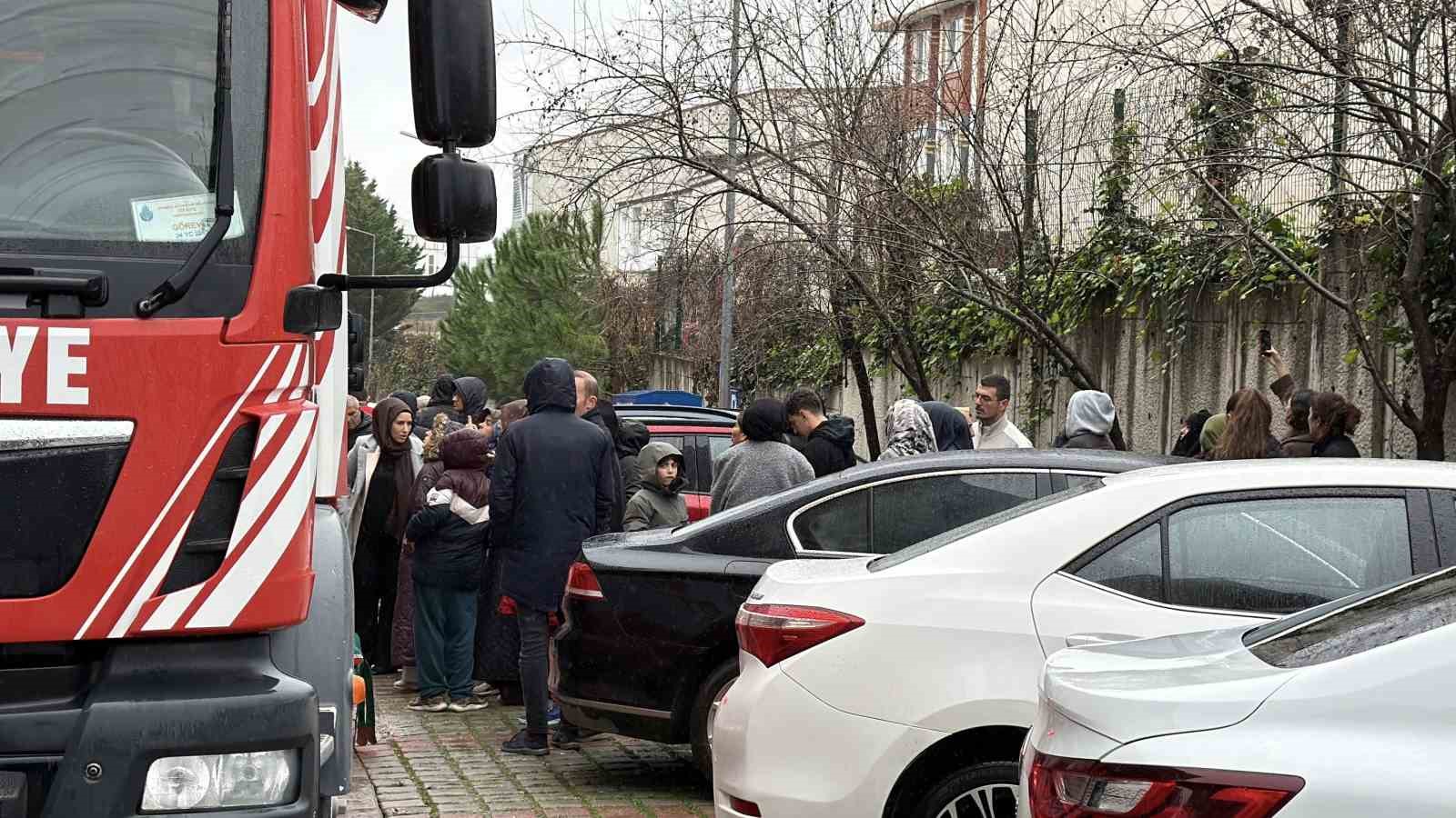 arnavutkoyde kiptas konutlarinda yangin panigi blok bosaltildi 4 LazJ31Dy