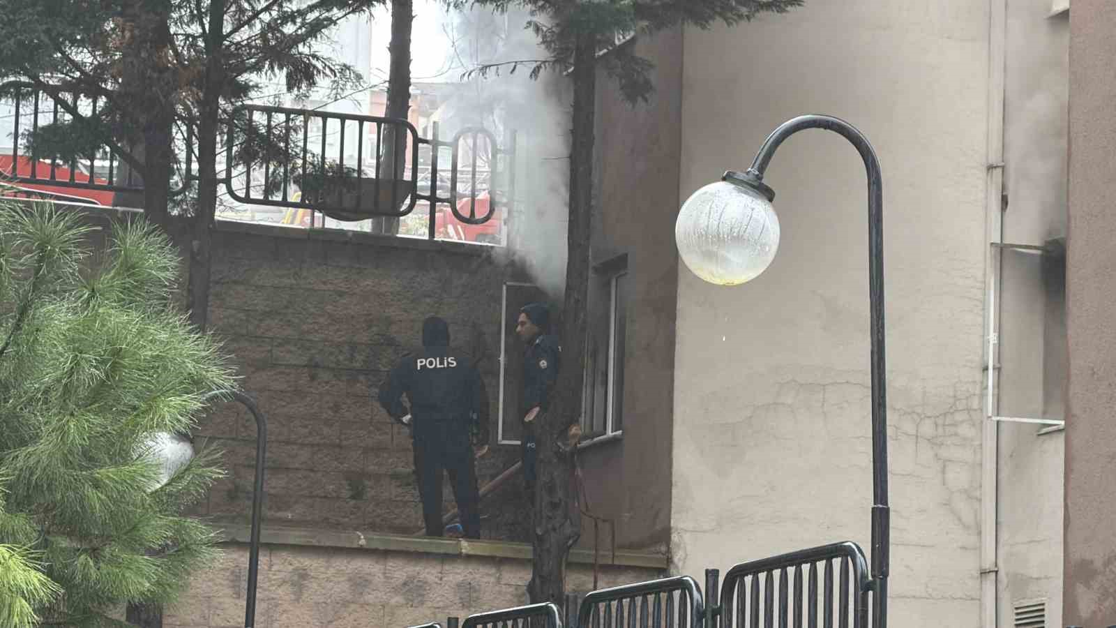 arnavutkoyde kiptas konutlarinda yangin panigi blok bosaltildi 5 LyXYWLZS