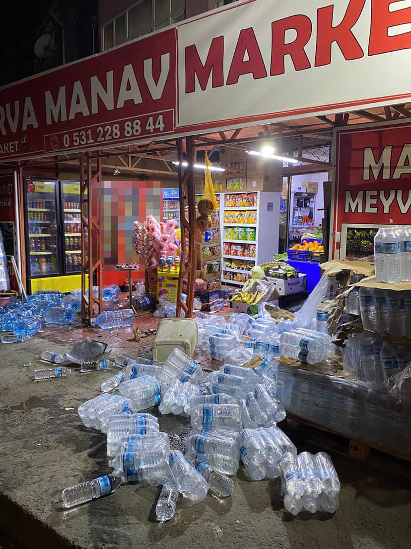 arnavutkoyde kontrolden cikan minibus markete daldi olasi facia ucuz atlatildi 0 82k7CSfv