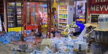 arnavutkoyde-kontrolden-cikan-minibus-markete-daldi-olasi-facia-ucuz-atlatildi-Ct58XwZk.jpg