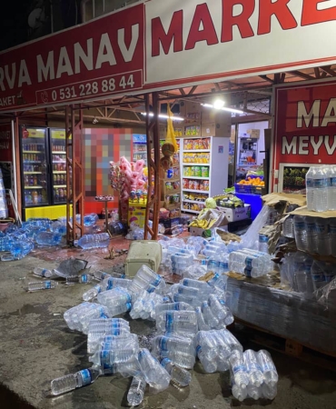 arnavutkoyde-kontrolden-cikan-minibus-markete-daldi-olasi-facia-ucuz-atlatildi-Ct58XwZk.jpg