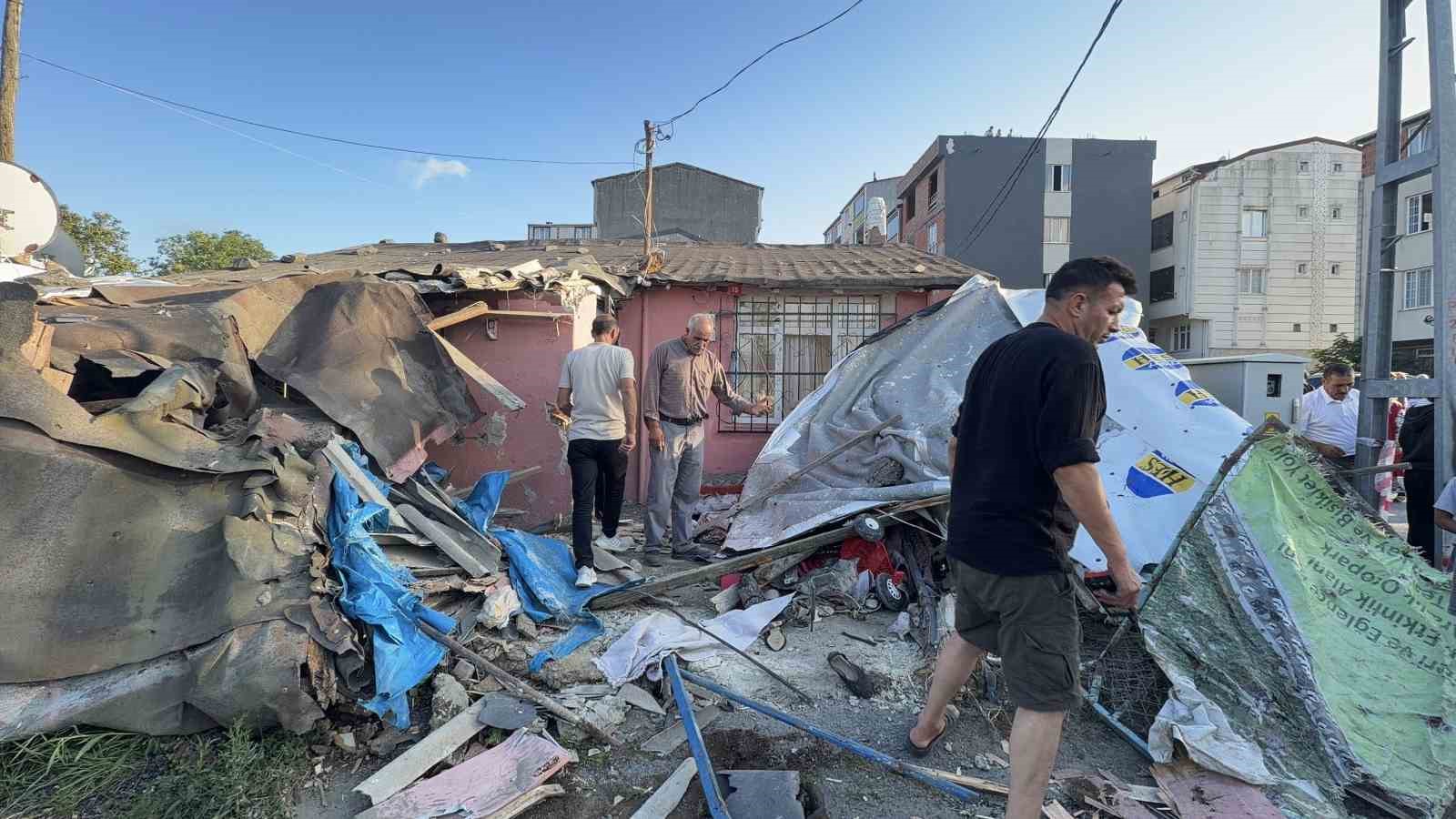 arnavutkoyde kontrolden cikan otomobil eve daldi 5 yarali 10 AUI2kt8L