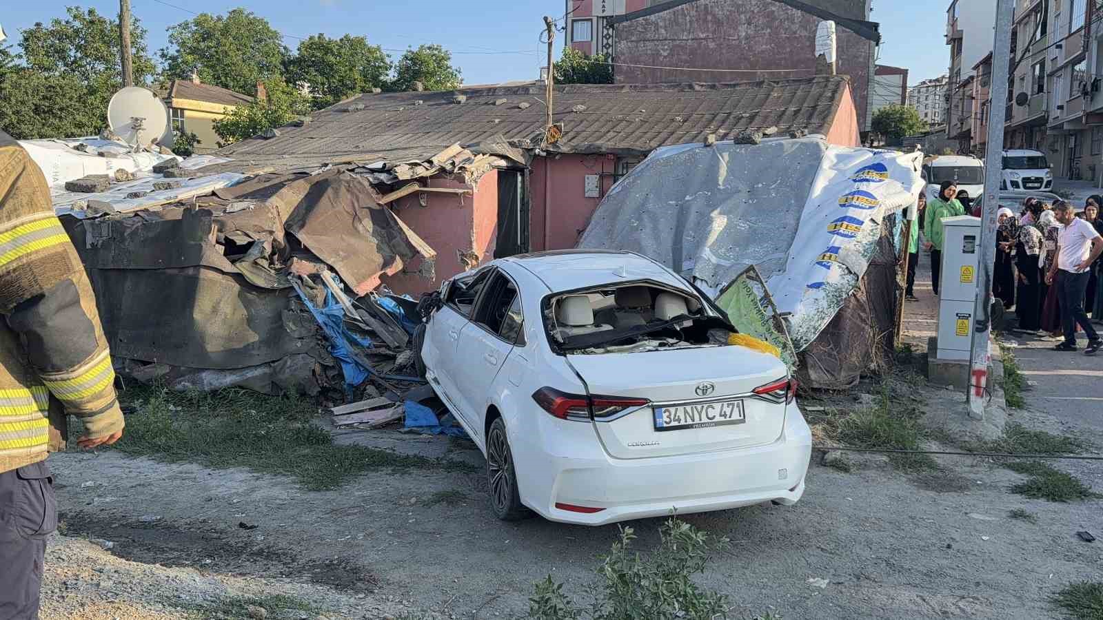 arnavutkoyde kontrolden cikan otomobil eve daldi 5 yarali 4 itFbwOpQ