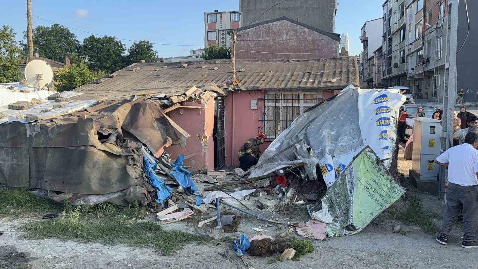 arnavutkoyde kontrolden cikan otomobil eve daldi 5 yarali 6 HVYPM3Ig