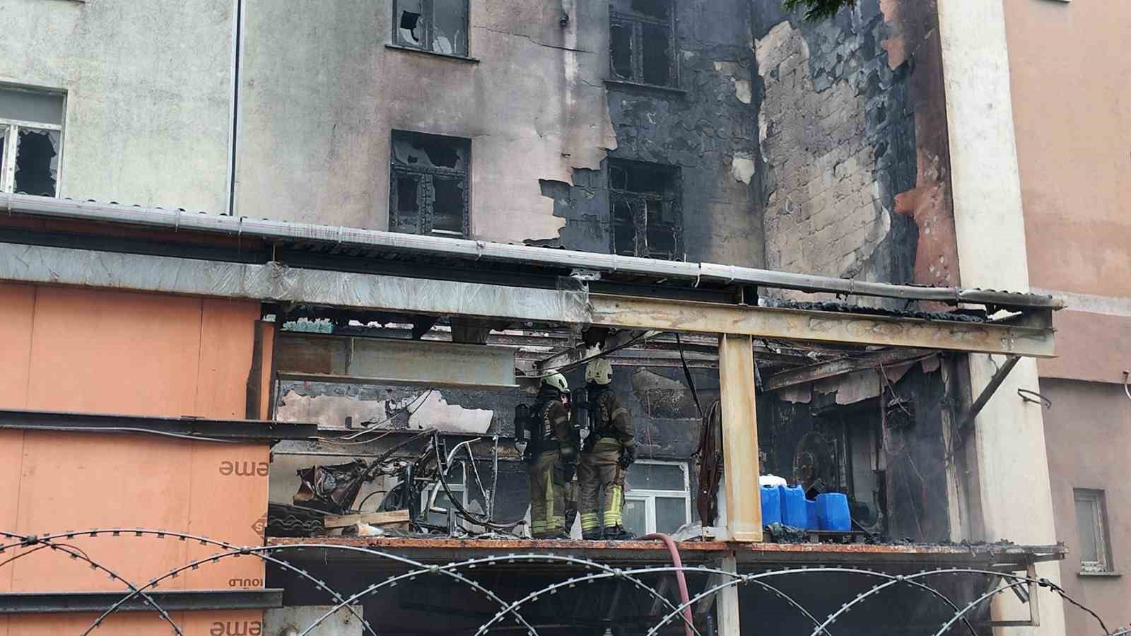 arnavutkoyde korkutan fabrika yangini 1 CkAsKsk8